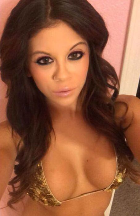 Сексуальные официантки в бикини