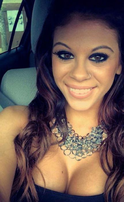 Сексуальные официантки в бикини