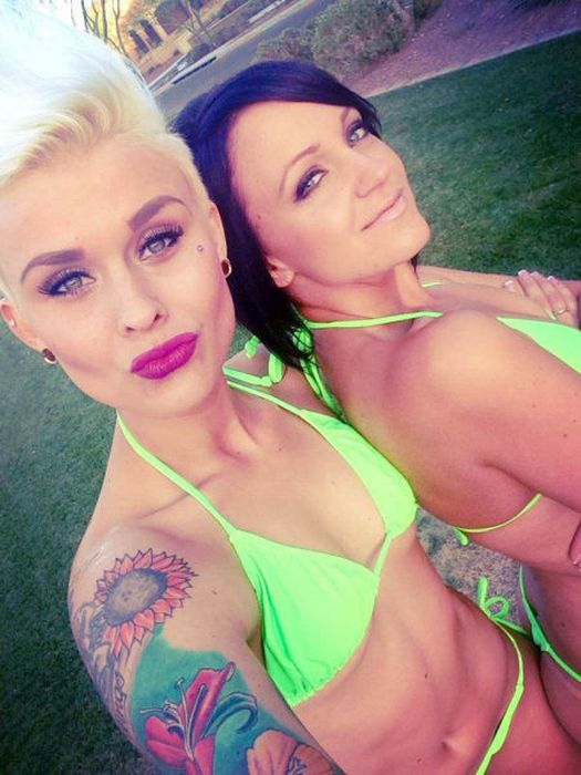 Сексуальные официантки в бикини