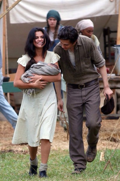 Селена Гомез и Нат Вулф на съемках фильма