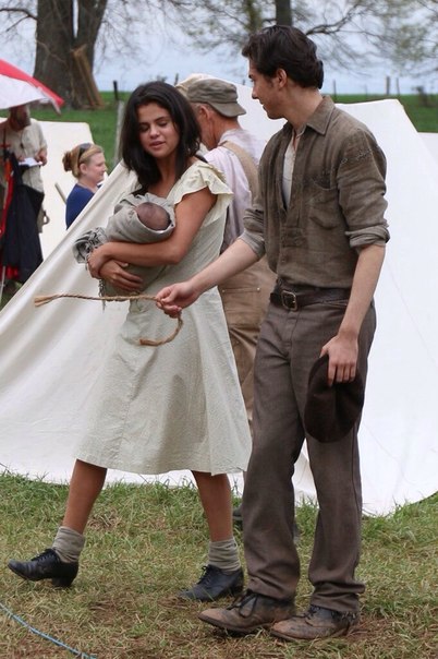 Селена Гомез и Нат Вулф на съемках фильма