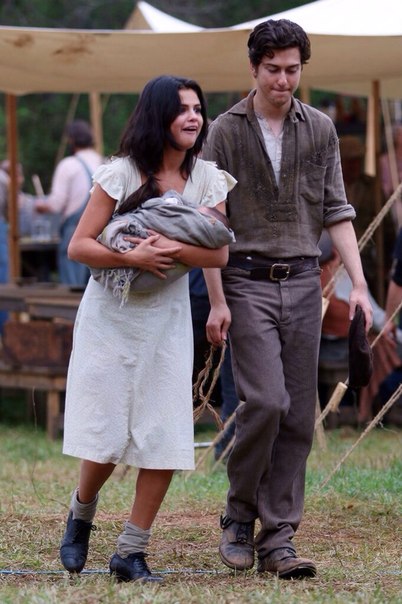 Селена Гомез и Нат Вулф на съемках фильма