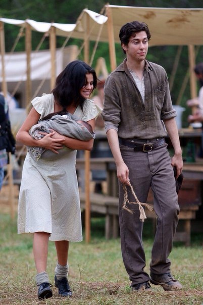 Селена Гомез и Нат Вулф на съемках фильма