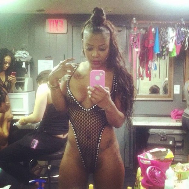 Stripper Locker Room: блог с сэлфшотами стриптизерш