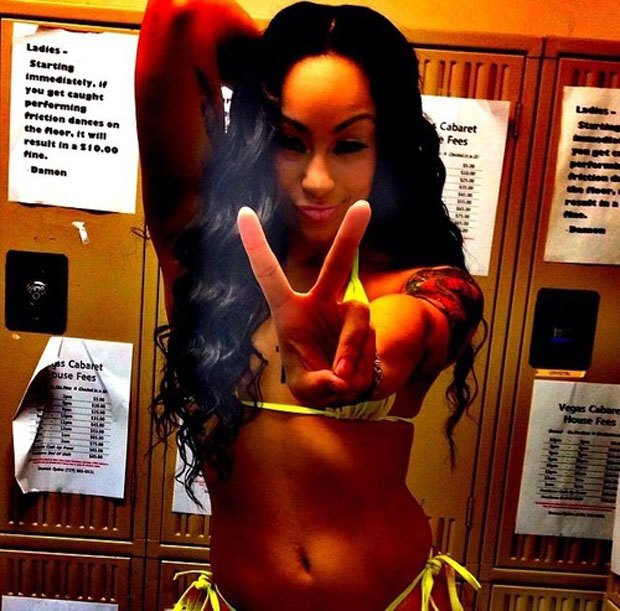 Stripper Locker Room: блог с сэлфшотами стриптизерш