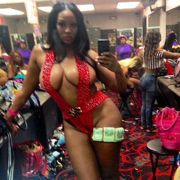 Stripper Locker Room: блог с сэлфшотами стриптизерш