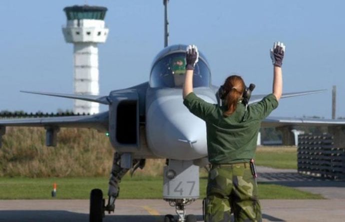 Девушки и самолеты