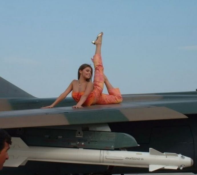 Девушки и самолеты