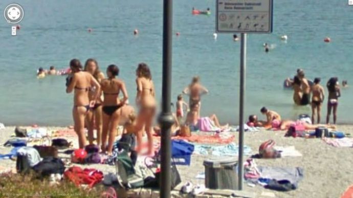 Девушки на Google Street View