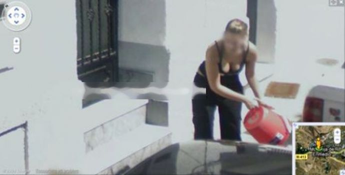 Девушки на Google Street View