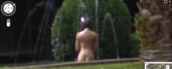 Девушки на Google Street View