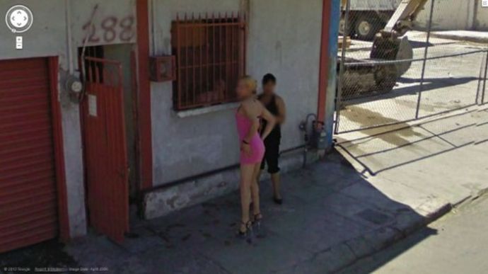 Девушки на Google Street View