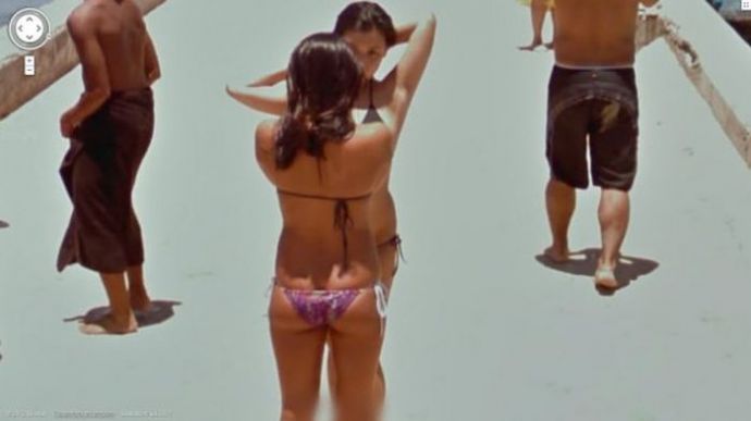 Девушки на Google Street View