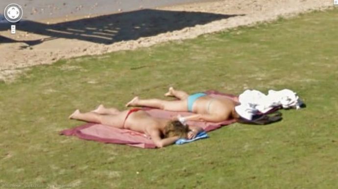 Девушки на Google Street View