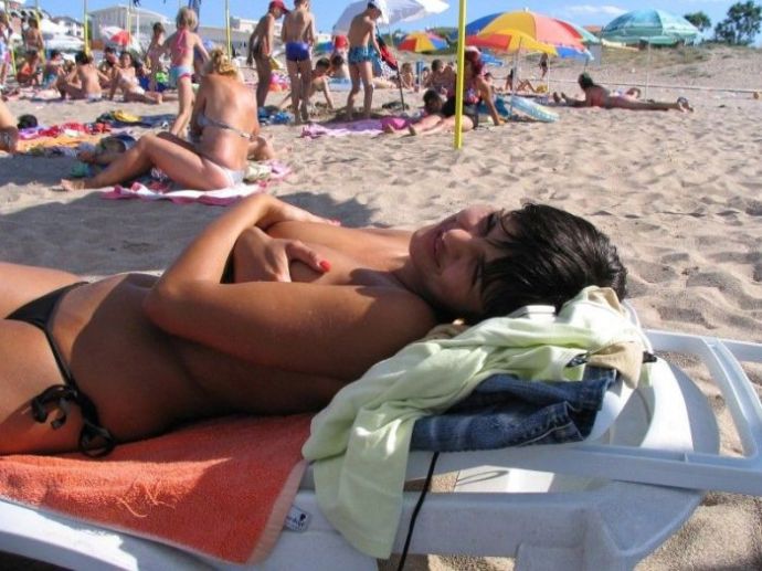 Девушки, прикрывающиеся рукой. Часть 3