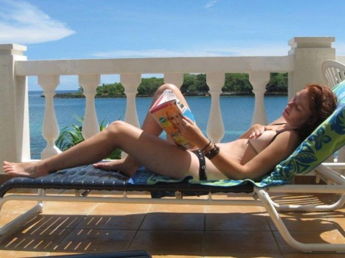 Девушки, прикрывающиеся рукой. Часть 3