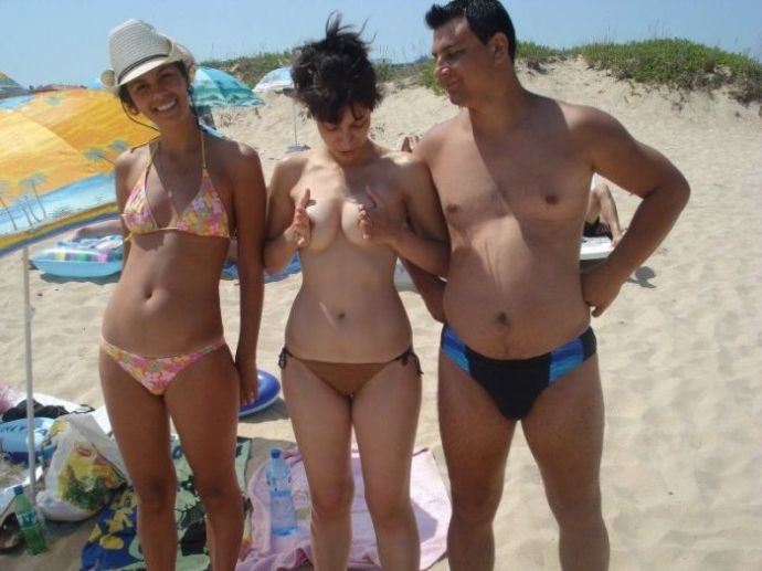 Девушки, прикрывающиеся рукой. Часть 3