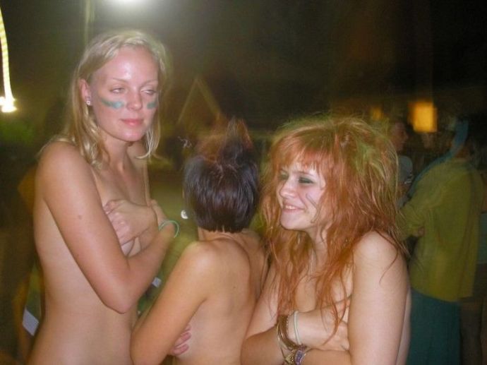 Девушки, прикрывающиеся рукой. Часть 3