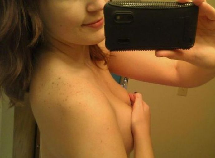 Девушки, прикрывающиеся рукой