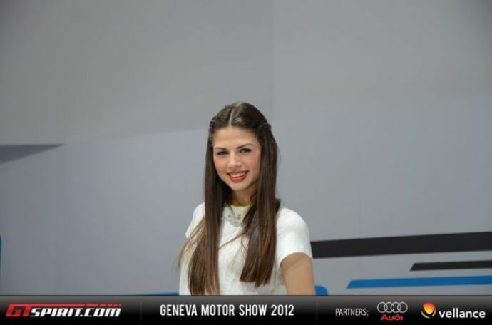 Девушки с женевского автосалона