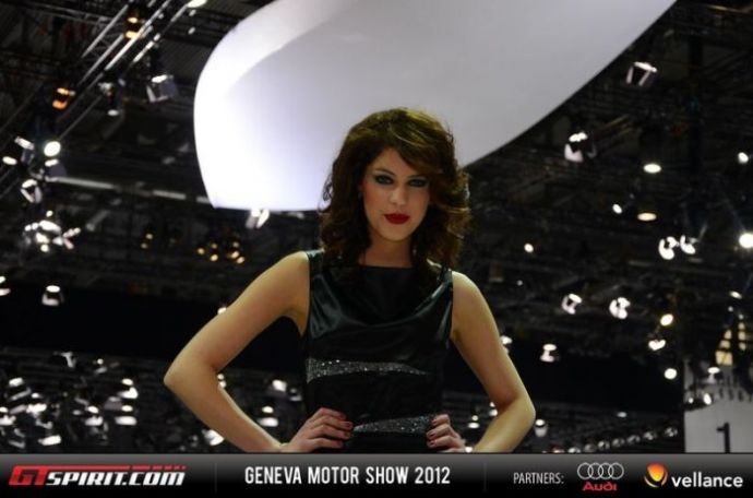Девушки с женевского автосалона