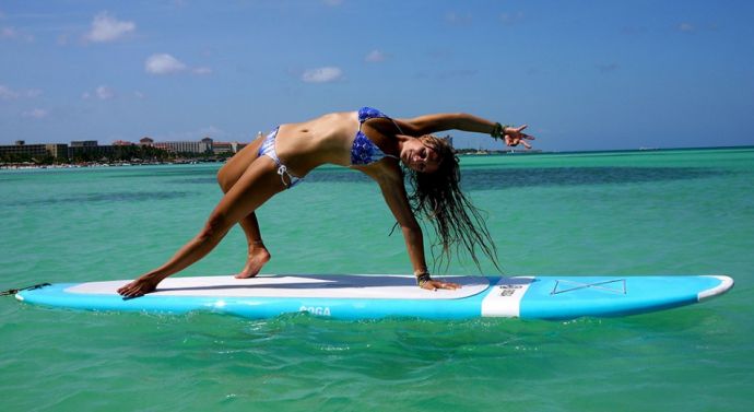 Девушки, йога и серфинг