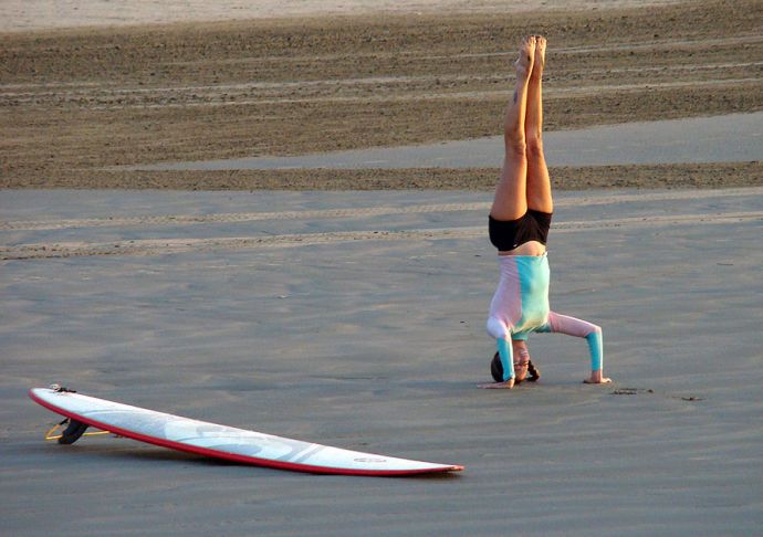 Девушки, йога и серфинг
