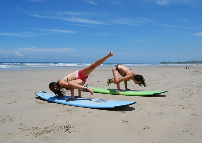 Девушки, йога и серфинг