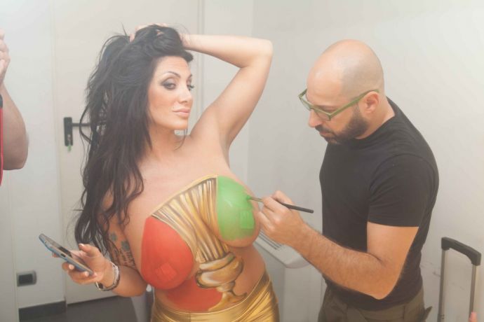 Фанатка отметила победу эротическим боди-артом