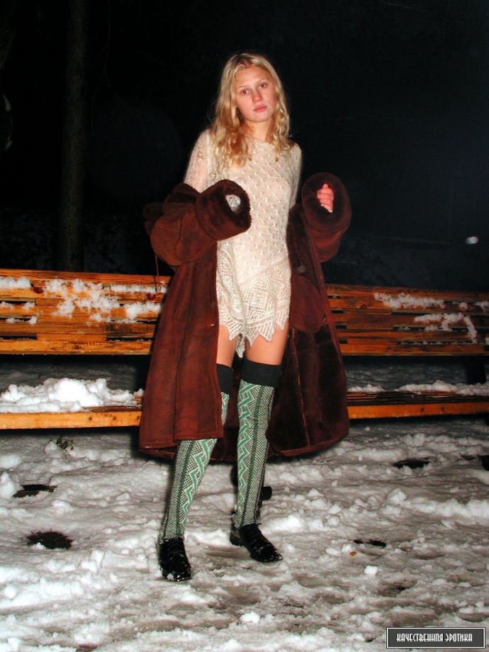 Голая красивая блонди в лесу