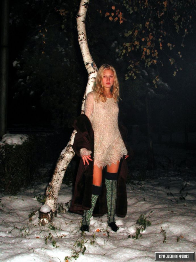 Голая красивая блонди в лесу