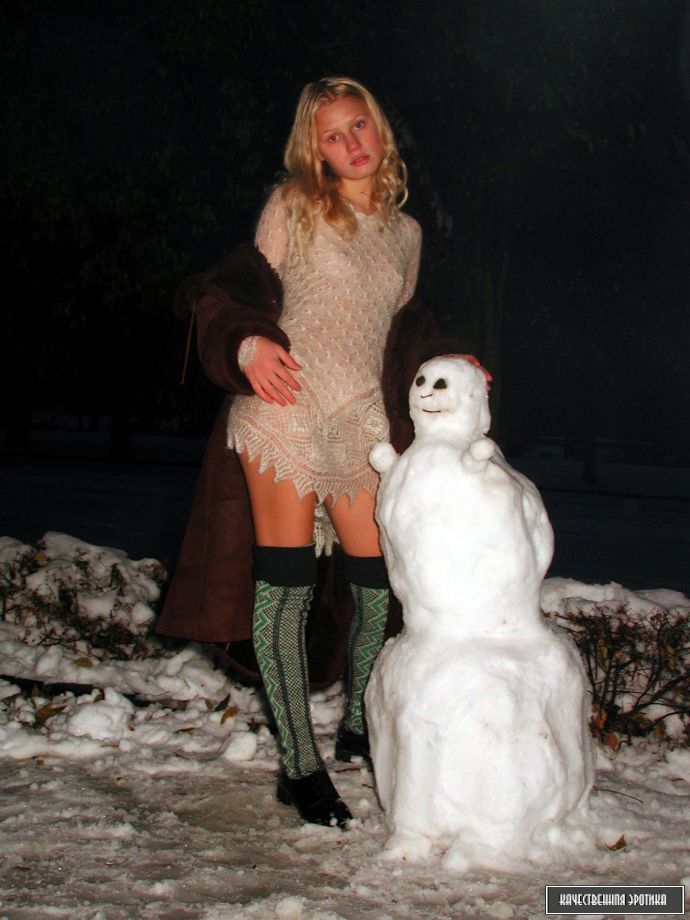 Голая красивая блонди в лесу