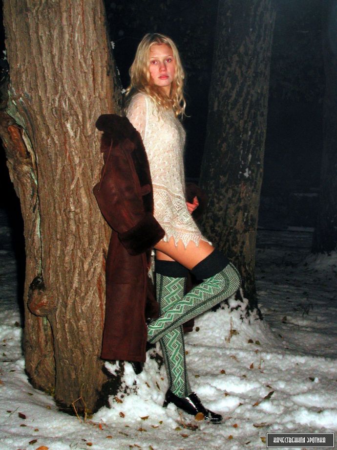 Голая красивая блонди в лесу