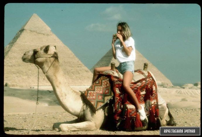 Голая телка в стрингах