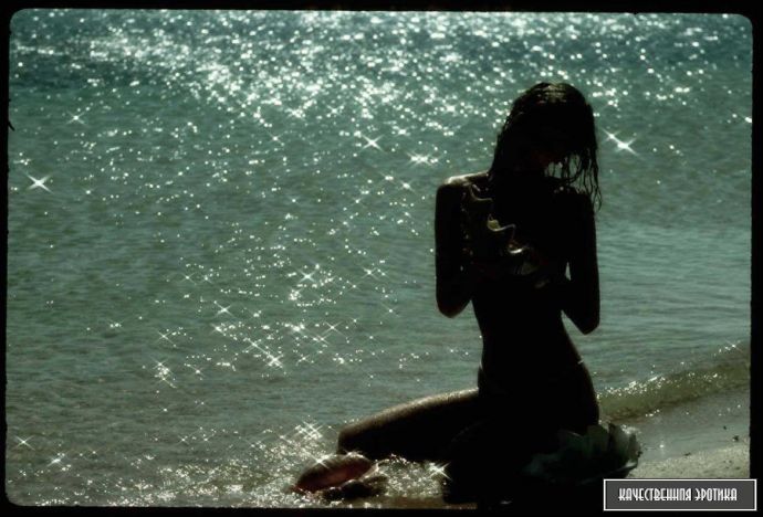 Голая телка в стрингах