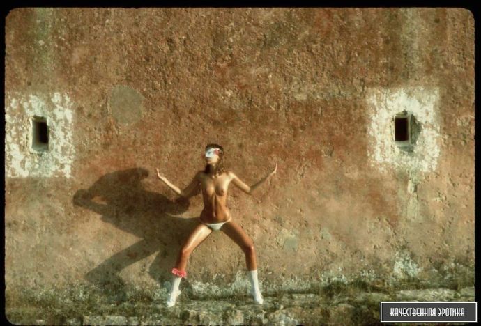 Голая телка в стрингах