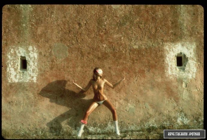 Голая телка в стрингах