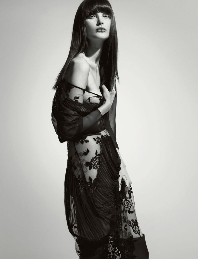 Кэтрин Макнил (Catherine McNeil) в фотосессии для журнала