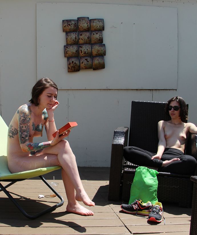 Книголюбы Нью-Йорка встретили первые теплые дни топлесс (эротика)