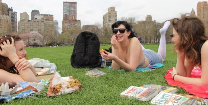 Книголюбы Нью-Йорка встретили первые теплые дни топлесс (эротика)