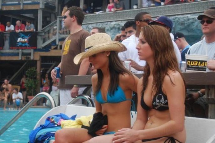 Конкурс "мокрые футболки" в Малибу