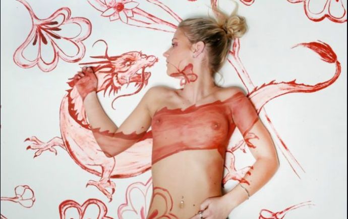 Красивый и сексуальный боди-арт