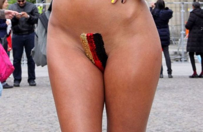 Микаэла Шефер разделась в поддержку немецкой сборной