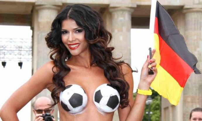Микаэла Шефер разделась в поддержку немецкой сборной