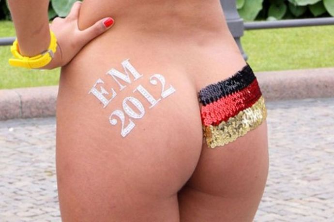 Микаэла Шефер разделась в поддержку немецкой сборной