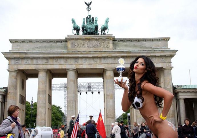 Микаэла Шефер разделась в поддержку немецкой сборной