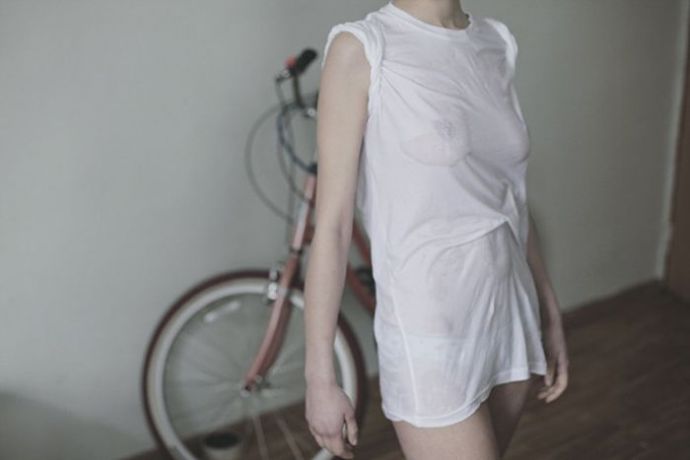 Мокрые белые футболки