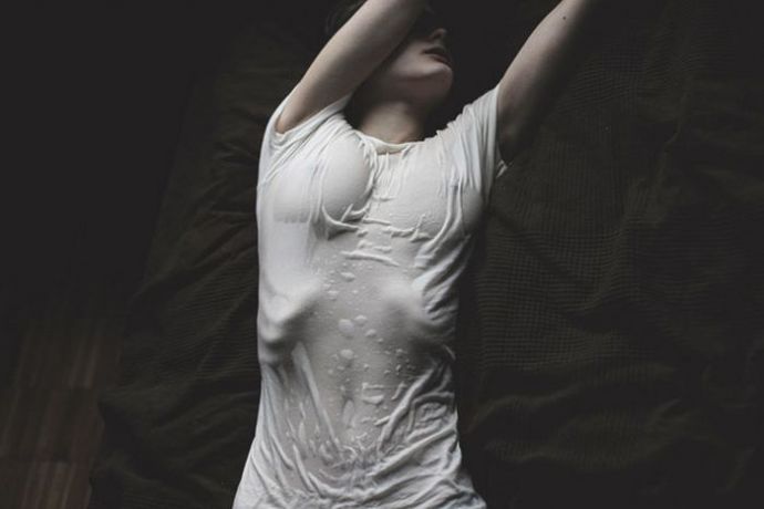 Мокрые белые футболки