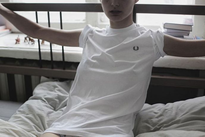 Мокрые белые футболки