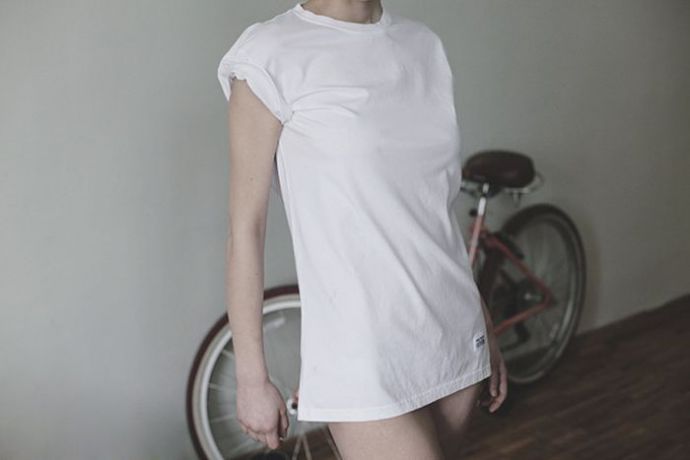 Мокрые белые футболки